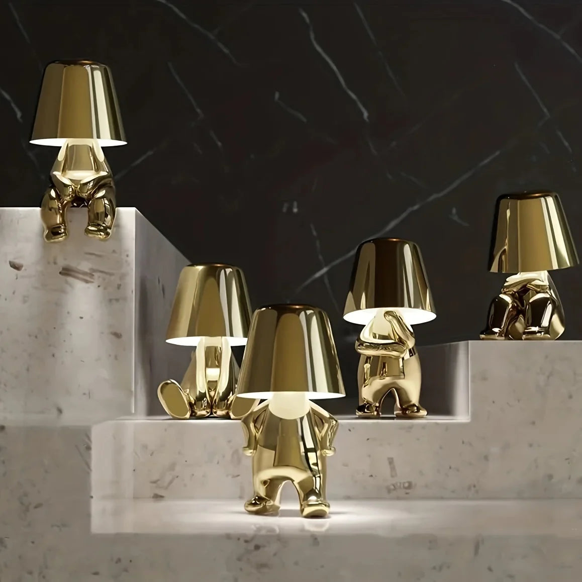 GoldenGrace - Lampada da tavolo con statua dorata