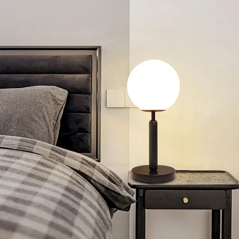 GlowSphere - Lampada da tavolo in ottone con sfera di vetro a LED