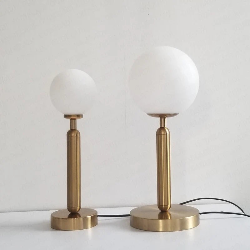 GlowSphere - Lampada da tavolo in ottone con sfera di vetro a LED