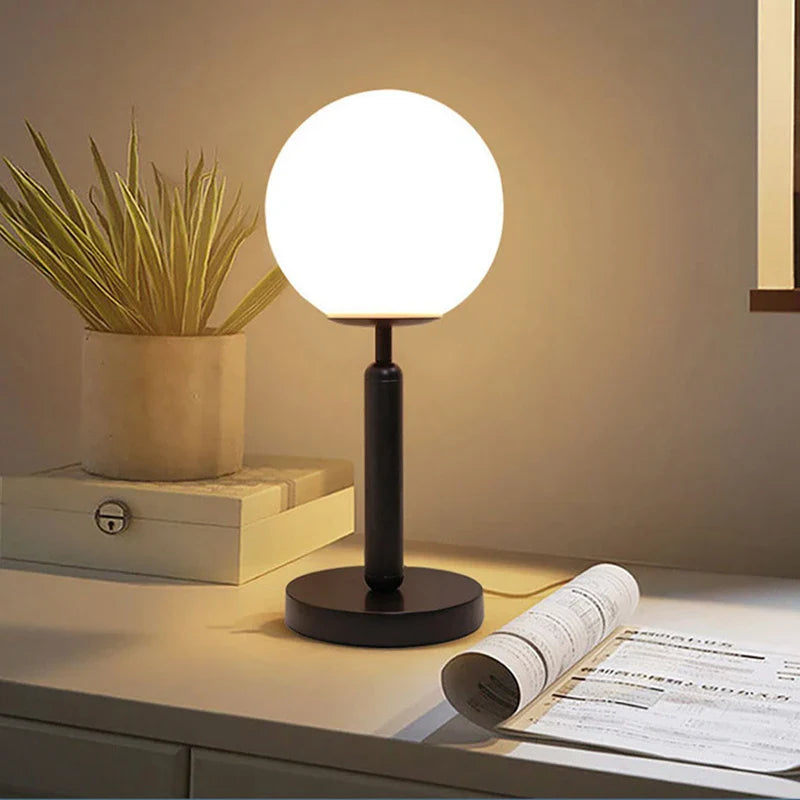 GlowSphere - Lampada da tavolo in ottone con sfera di vetro a LED