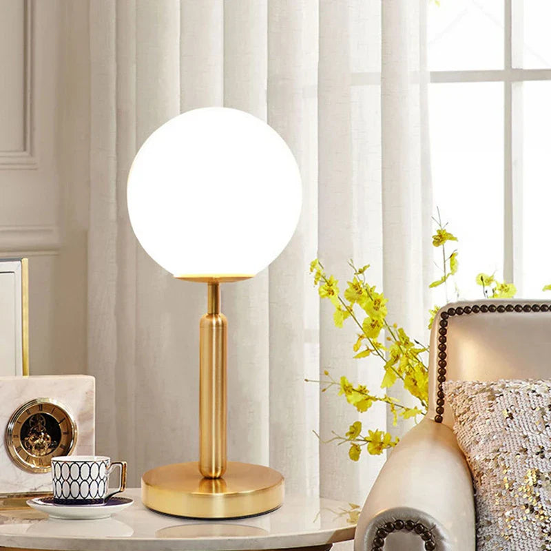 GlowSphere - Lampada da tavolo in ottone con sfera di vetro a LED