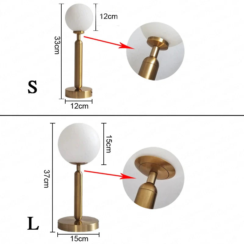 GlowSphere - Lampada da tavolo in ottone con sfera di vetro a LED