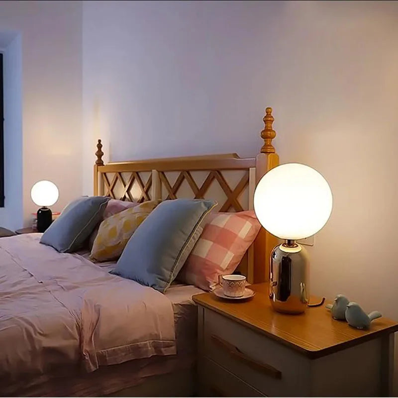 NostalgiaBeam - Lampada da tavolo a globo in vetro nordico