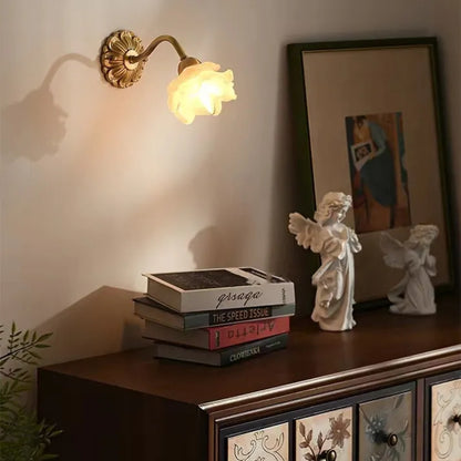 BlossomGlow | Applique a petali in rame vintage