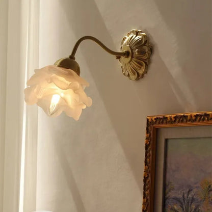 BlossomGlow | Applique a petali in rame vintage