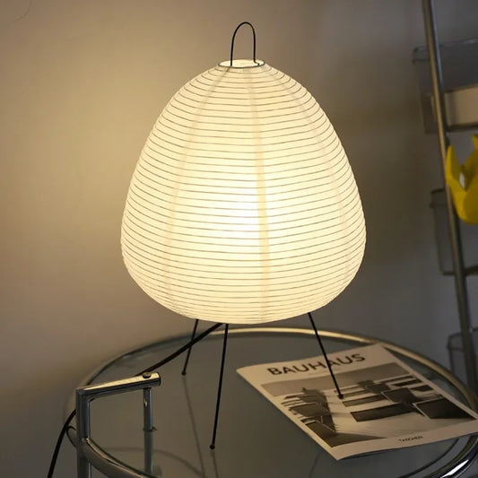 HeritageHaven - Lampada da tavolo a treppiede