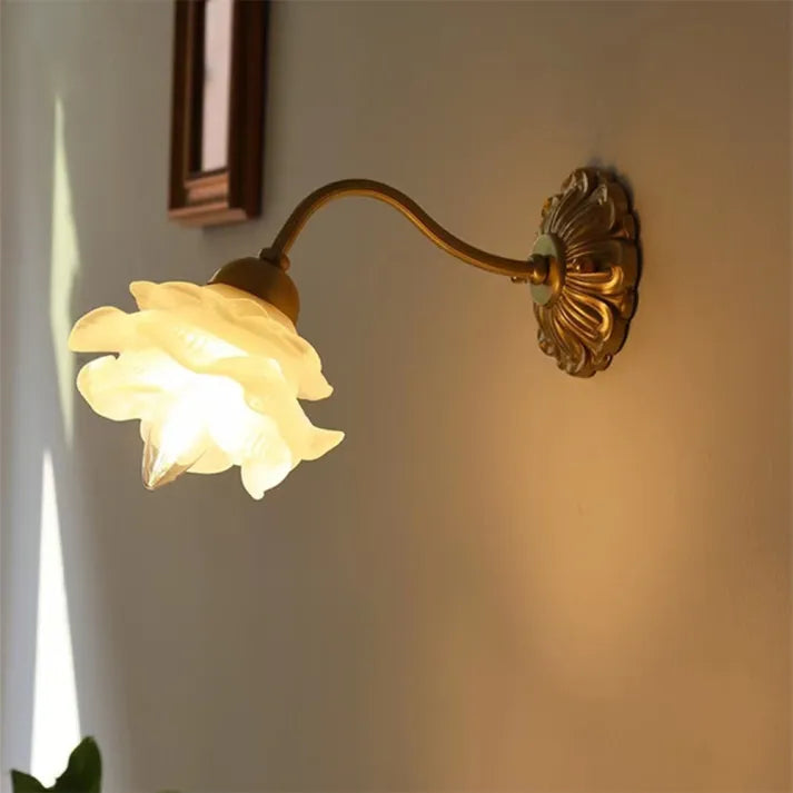 BlossomGlow | Applique a petali in rame vintage