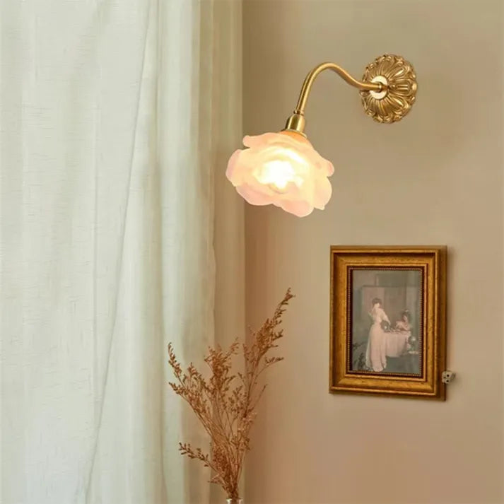 BlossomGlow | Applique a petali in rame vintage