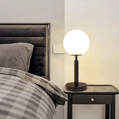 GlowSphere - Lampada da tavolo in ottone con sfera di vetro a LED