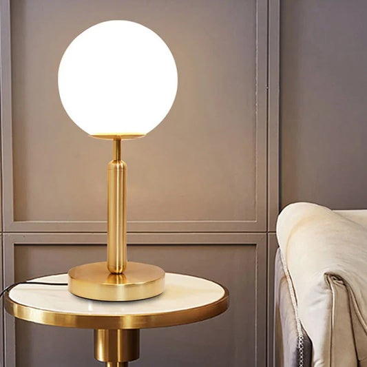 GlowSphere - Lampada da tavolo in ottone con sfera di vetro a LED