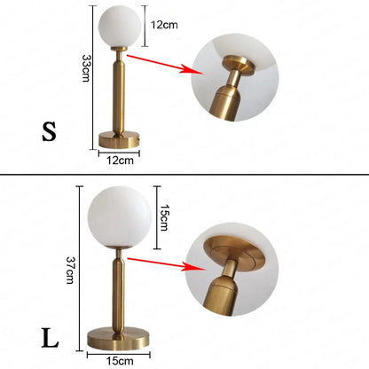 GlowSphere - Lampada da tavolo in ottone con sfera di vetro a LED