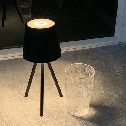 TriLeg - Lampada da tavolo a treppiede